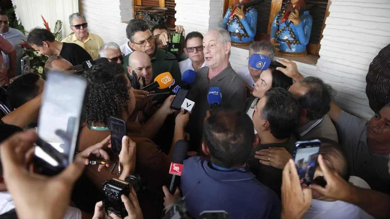 Ciro Gomes dá coletiva de imprensa ao lado de aliados políticos no aniversário do ex-prefeito Roberto Cláudio