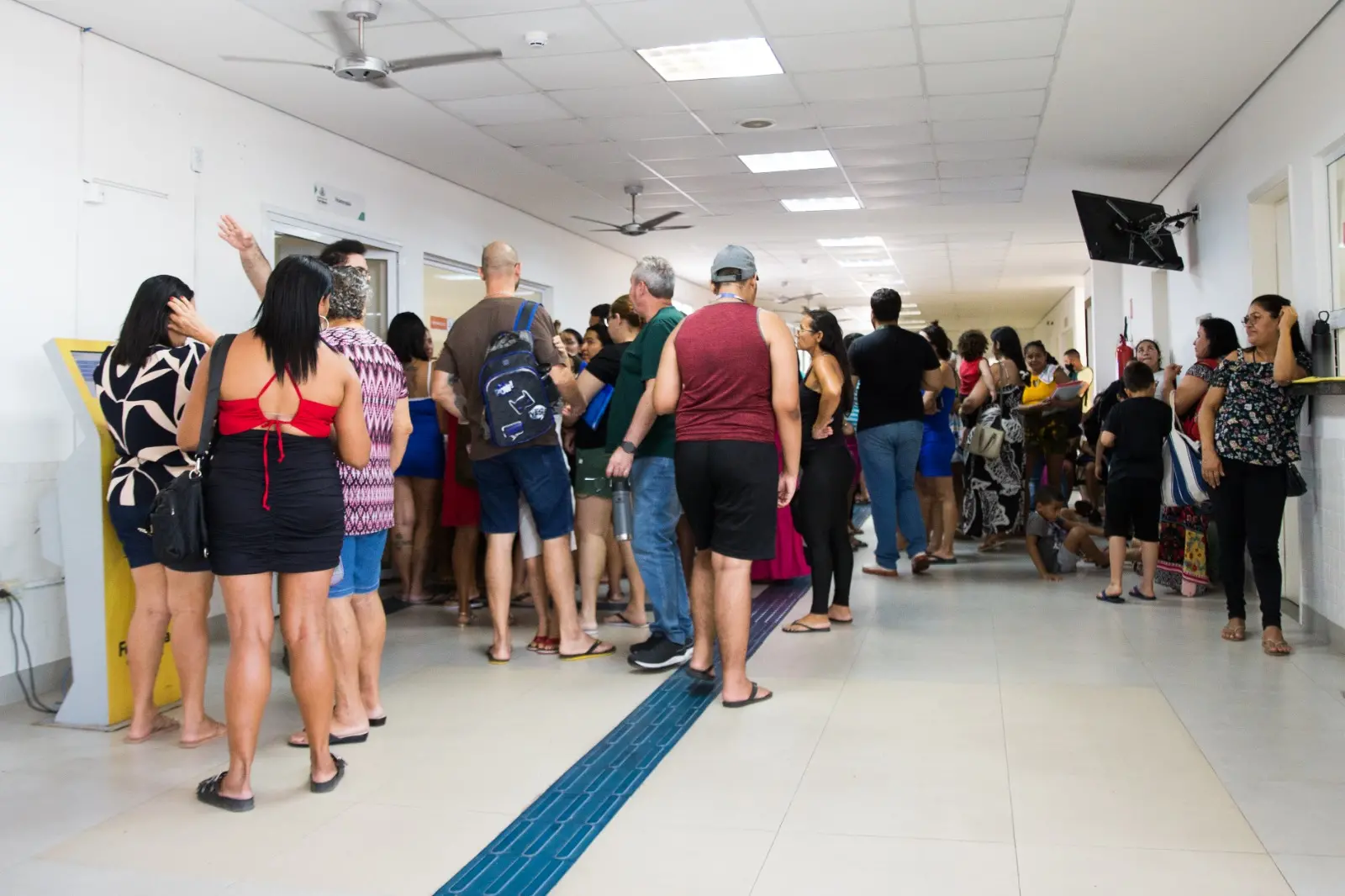 Imagem da notícia: Pacientes esperam até 8 horas em fila por medicamentos em policlínicas de Fortaleza