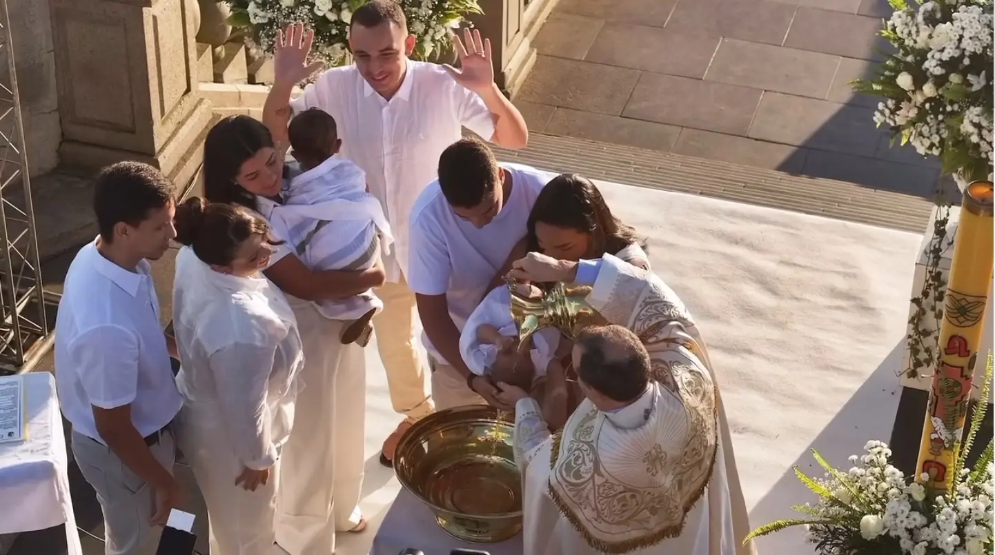 Imagem da notícia: João Gomes e Ary Mirelle fazem batizado de filhos aos pés do Cristo Redentor