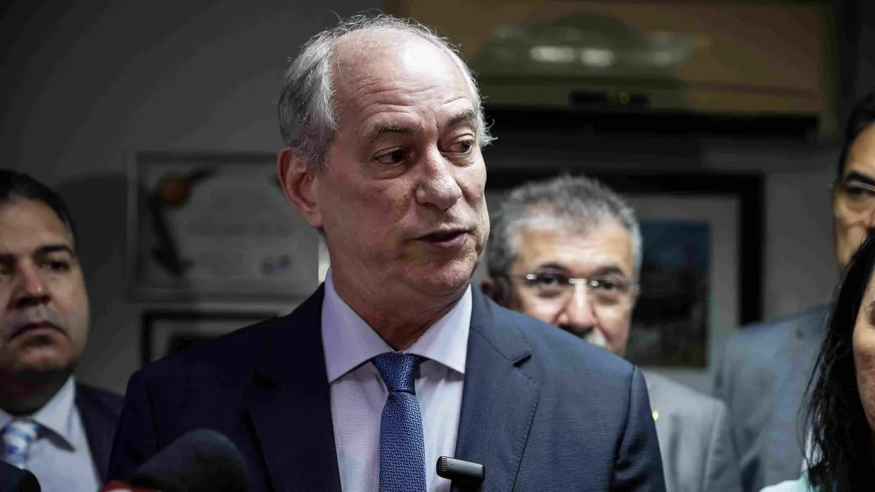 Imagem da notícia: Ciro Gomes se filia ao PSDB, no Ceará, ao lado de Tasso Jereissati e aliados da oposição; acompanhe