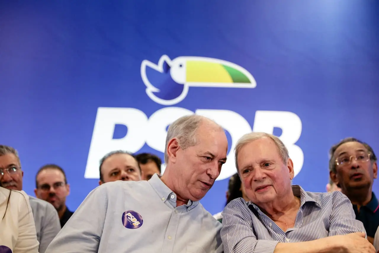 Imagem da notícia: Ciro Gomes se filia ao PSDB, no Ceará, ao lado de Tasso Jereissati e aliados da oposição; acompanhe