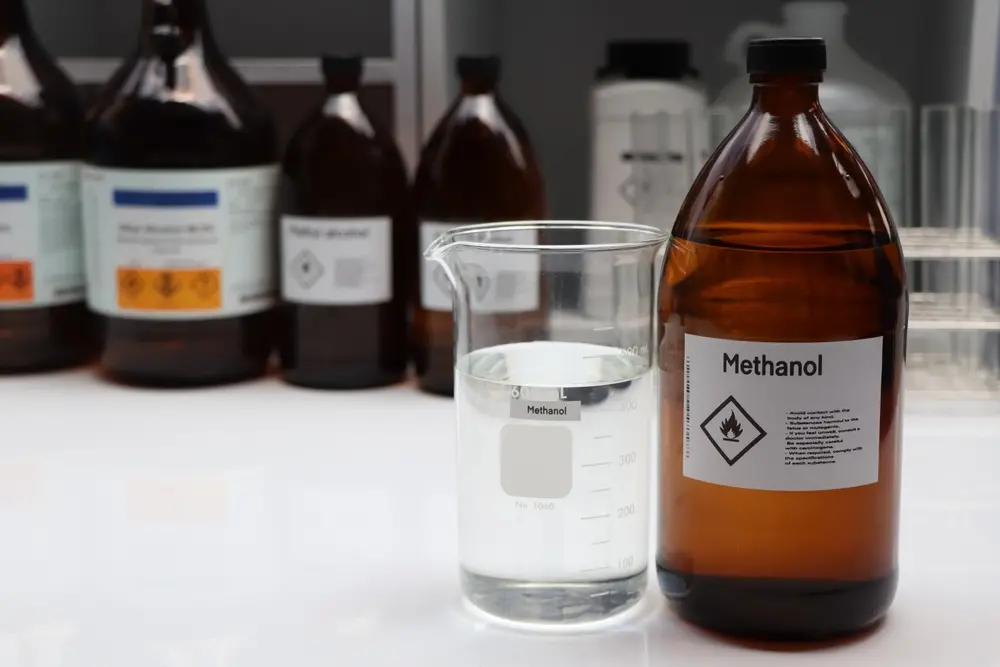 Frasco de metanol em laboratório químico.