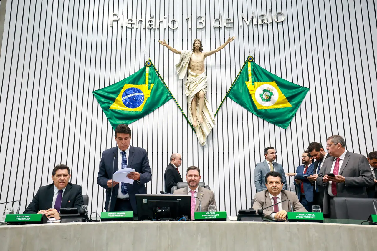 Imagem da notícia: Com oposição na filiação de Ciro, Alece aprova PL do Governo com urgência em sessão com cerca de 2h