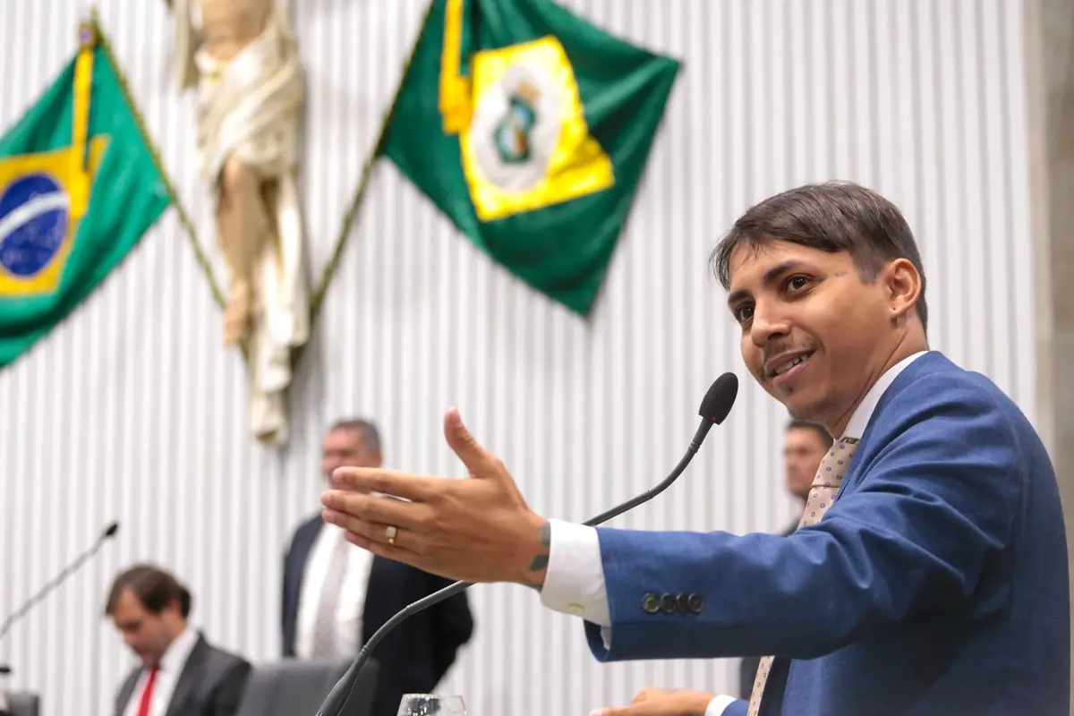 Imagem da notícia: Léo Suricate critica de Ciro Gomes a Júnior Mano na Alece e gera bate-boca entre deputados