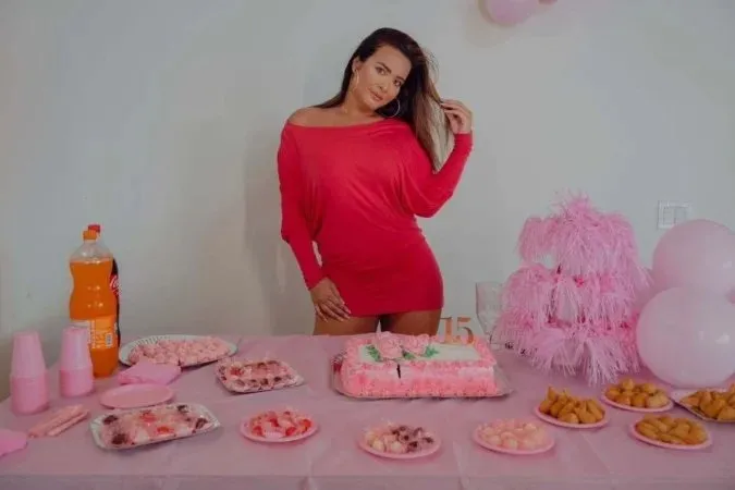 Geisy Arruda relembra todos os anos a polêmica do vestido rosa.