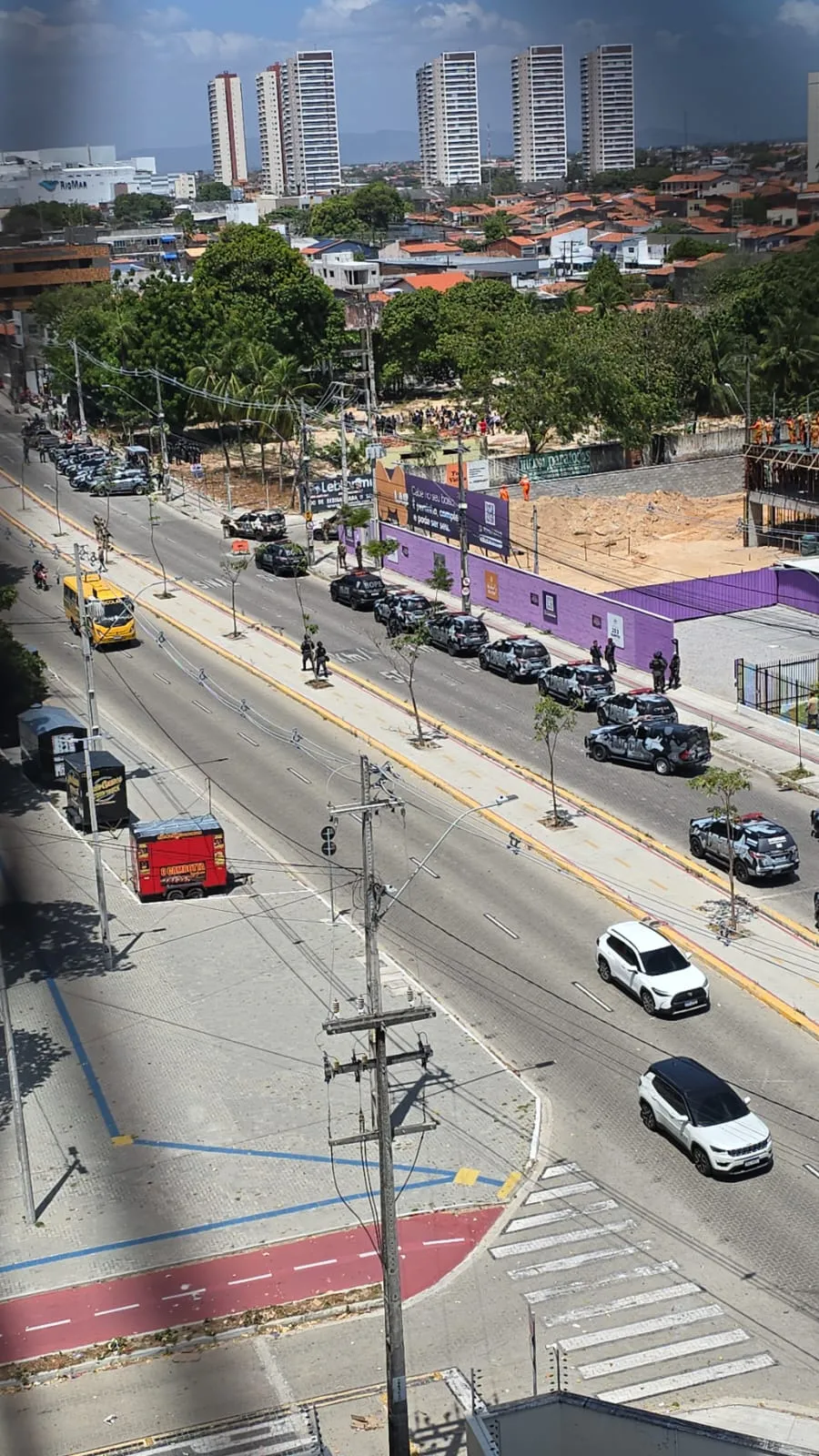 Mobilização de agentes de segurança na Avenida Sargento Hermínio para desmobilizar a ocupação do terreno.