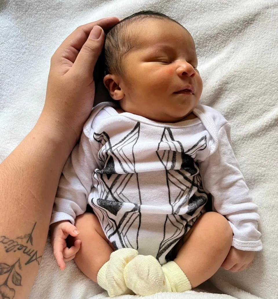 O primeiro nome do bebê, Heine, foi inspirado no escritor e poeta alemão Christian Johann Heinrich Heine, e Kayan significa guerreiro, que tem força.