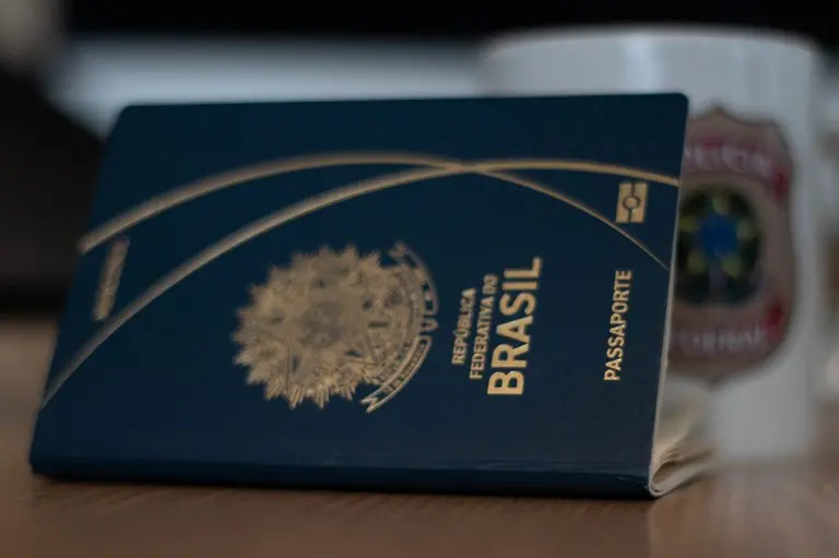 Imagem da notícia: Polícia Federal diz que pode suspender emissão de passaportes por falta de verba