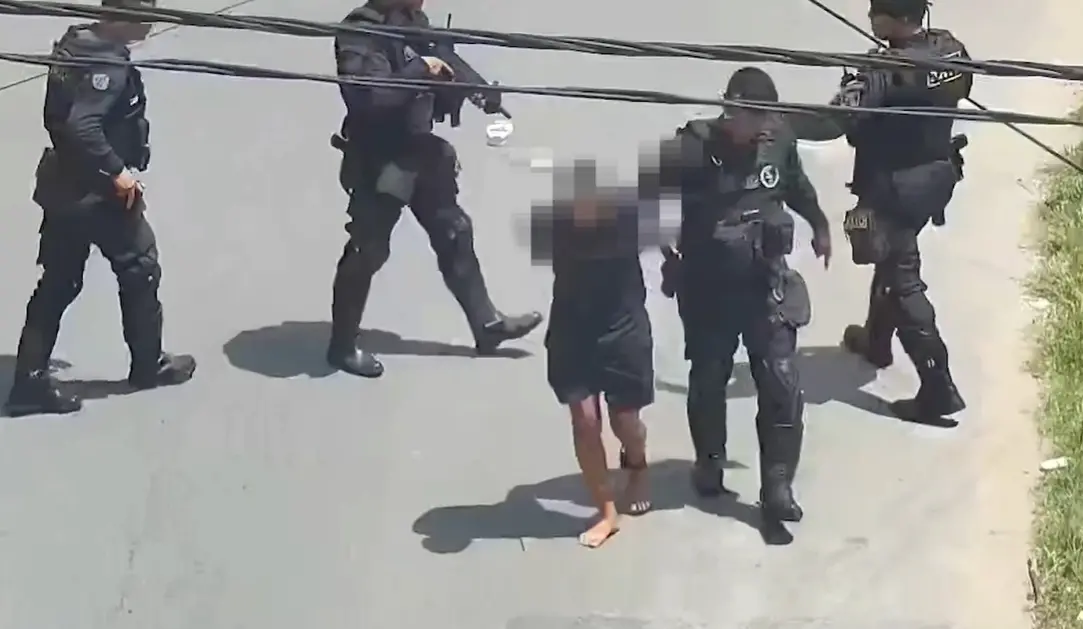 Imagem da notícia Vídeo mostra prisão de homem que ameaçava mulher com arma na Granja Portugal