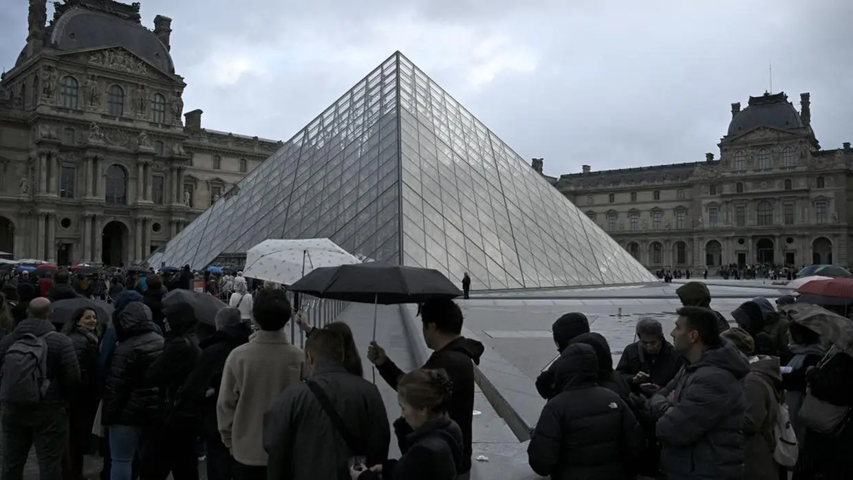 Imagem da notícia Roubo no Museu do Louvre foi feito por 'amadores', afirma promotoria de Paris
