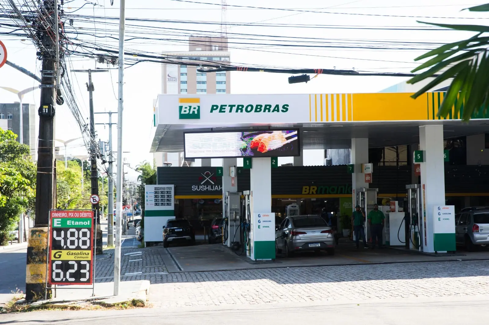 Imagem da notícia: Apesar do corte da Petrobras, consumidores não percebem redução nos preços dos postos de Fortaleza