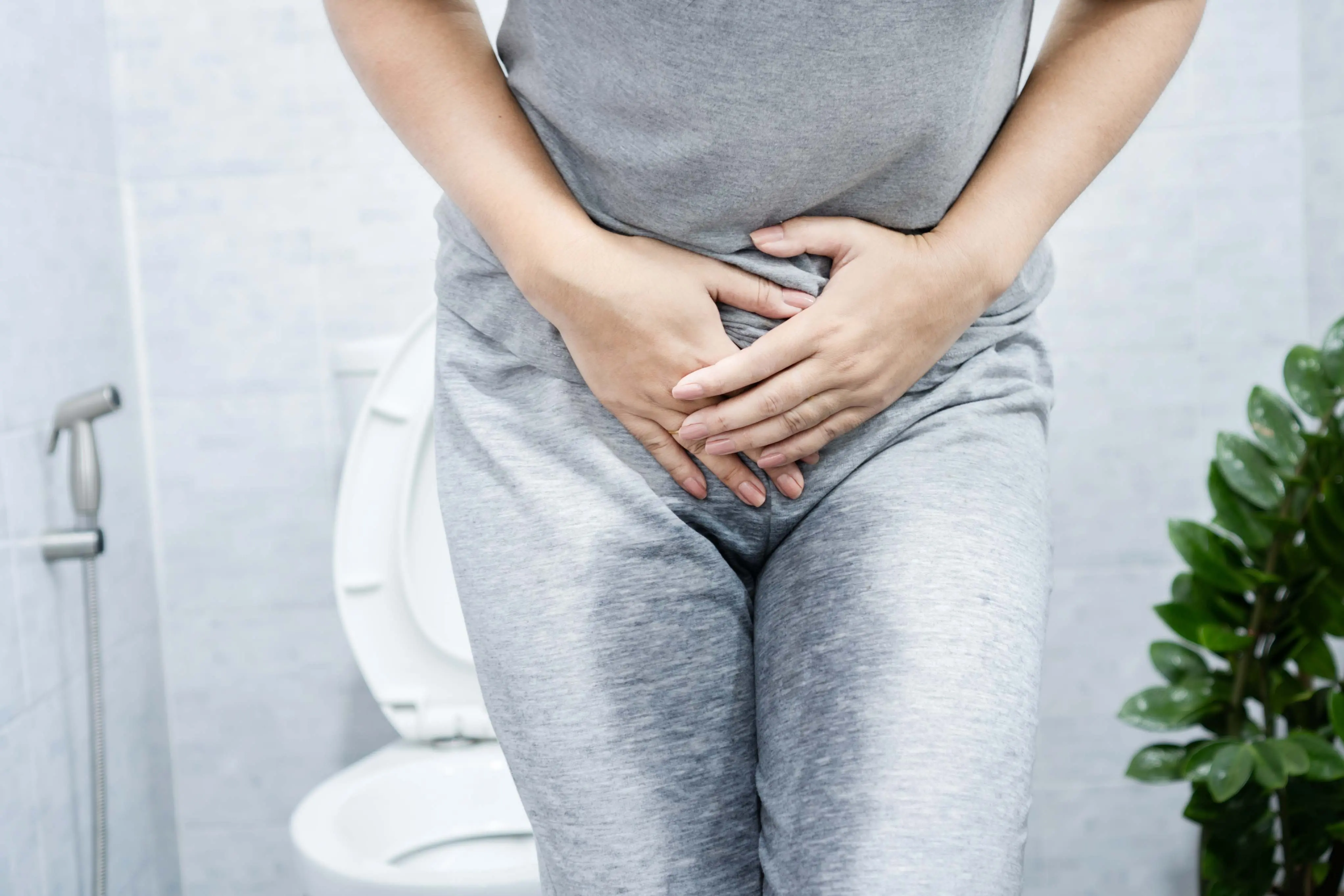 Imagem de uma pessoa com a calça suja para matéria sobre incontinência urinária: confira causas, tipos, tratamento e prevenção.