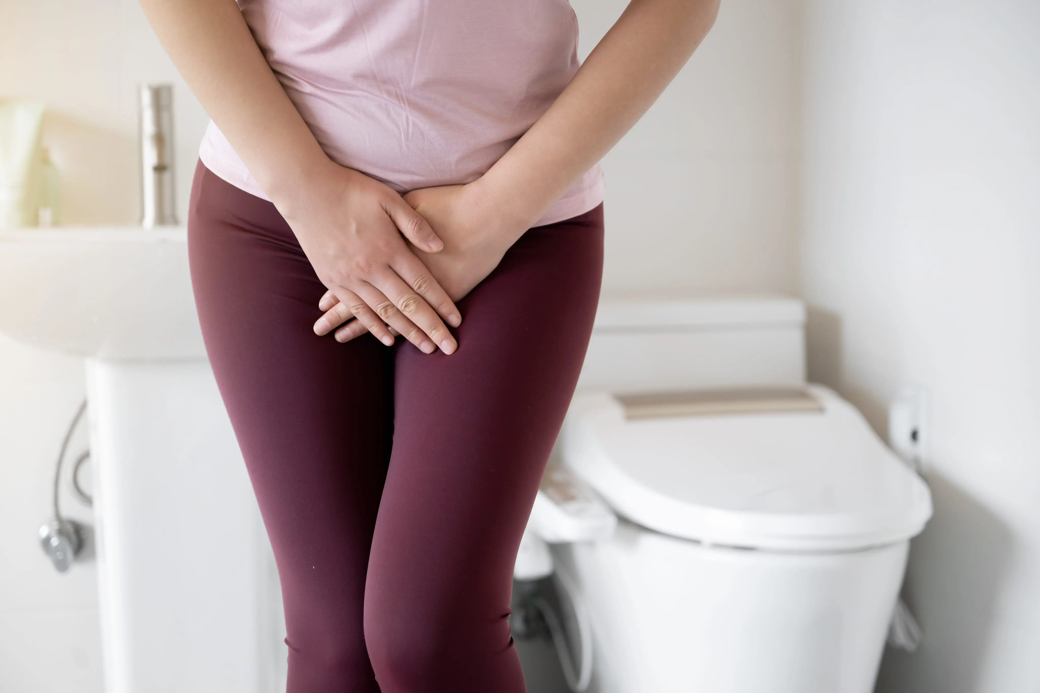 Imagem de uma pessoa apertada para ir ao banheiro para matéria sobre incontinência urinária: confira causas, tipos, tratamento e prevenção.