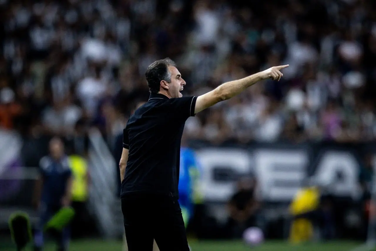Imagem da notícia: Com retornos, Léo Condé deve mudar a formação do Ceará contra o Fluminense? Veja opções