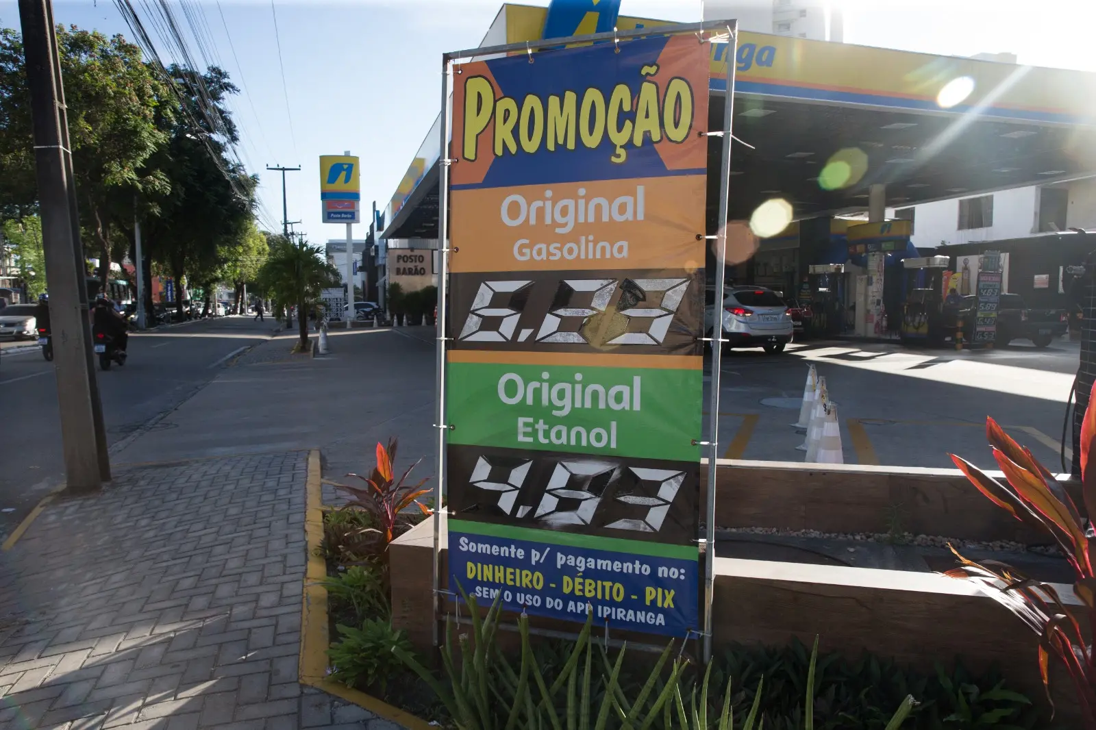 Imagem da notícia: Gasolina cai para quem? Postos de Fortaleza ignoram redução da Petrobras