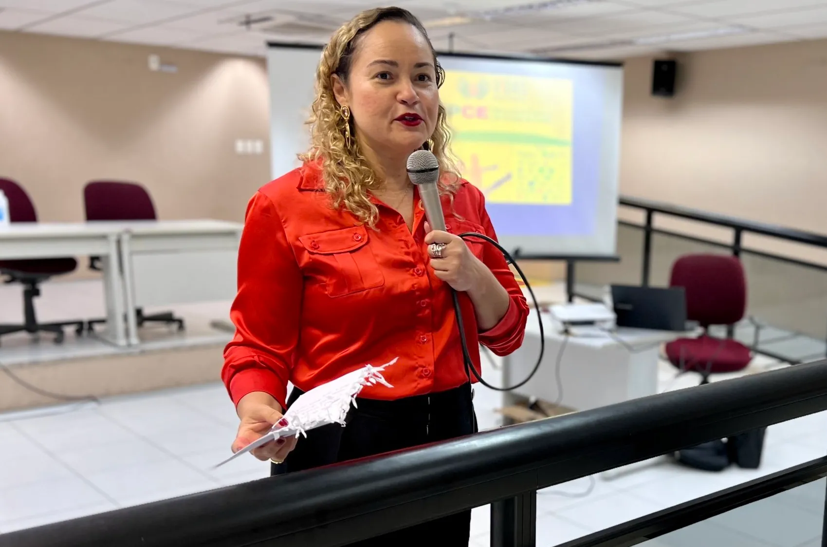 Promotora Karine Leopércio afirma que redes municipais de saúde são provocadas a treinar profissionais no acolhimento às vítimas de abuso sexual.