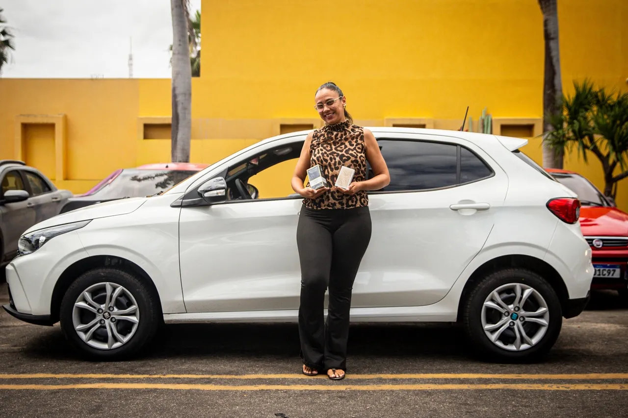 A motorista Érika fez um investimento em um carro maior para poder instalar a loja móvel no seu carro.