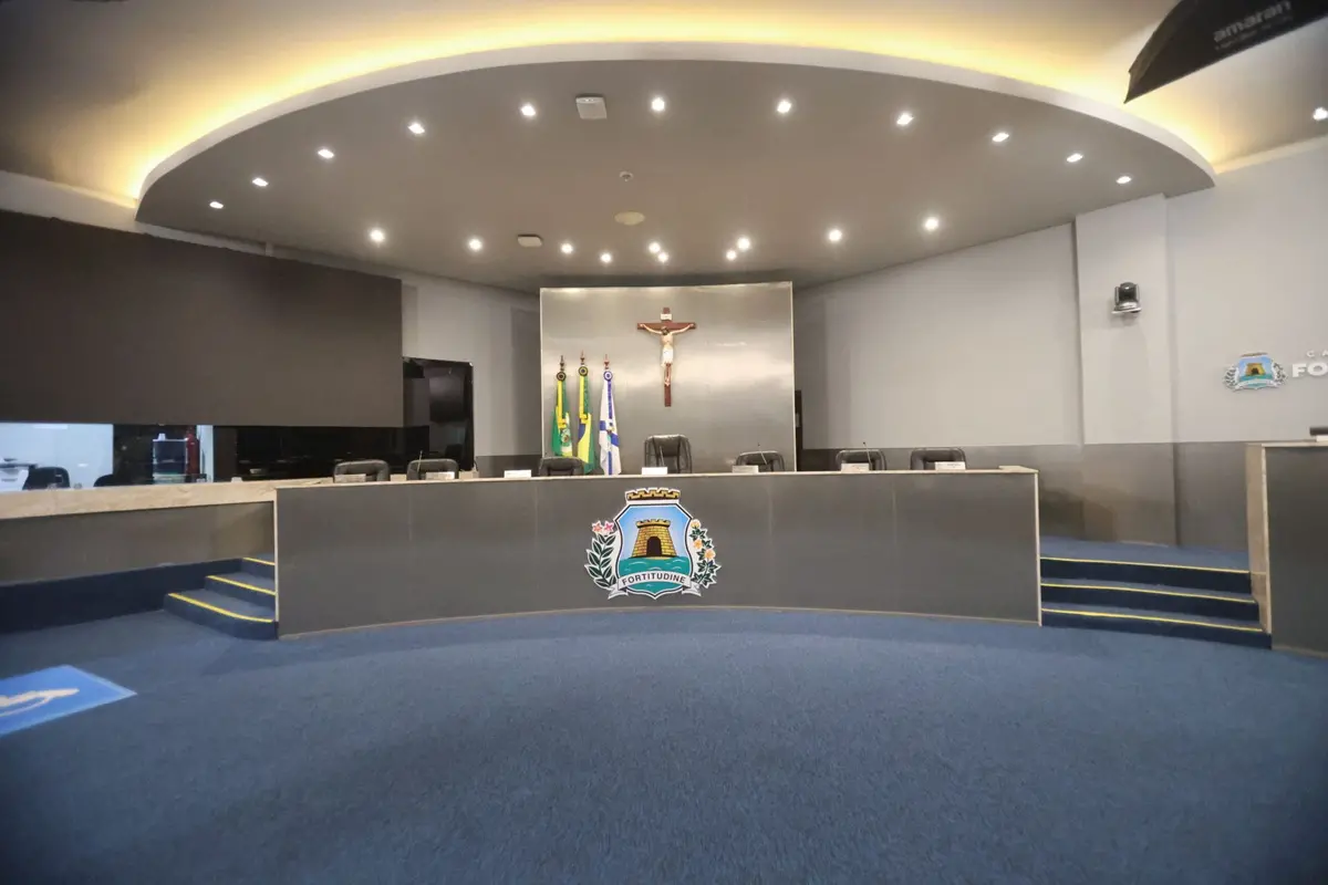 Plenário da Câmara Municipal de Fortaleza vazio.