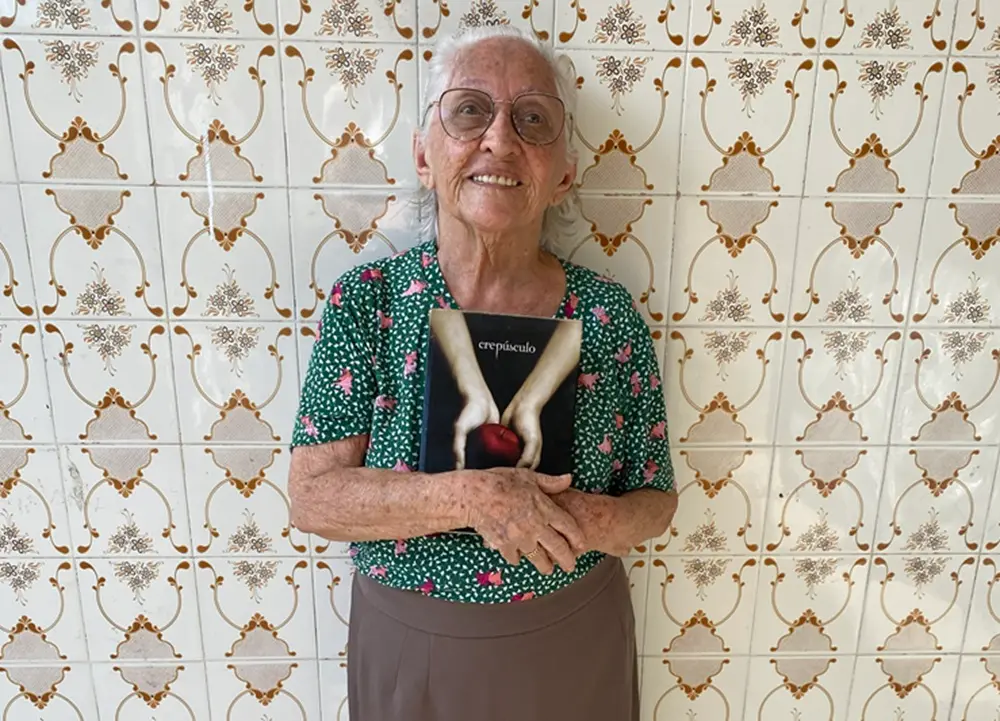 Imagem da notícia: Avó lê ‘Crepúsculo’ pela primeira vez aos 90 anos e se apaixona