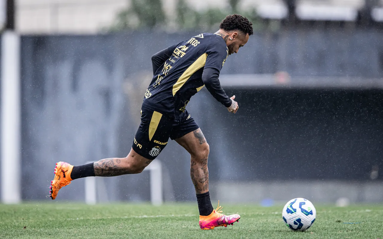 Neymar fez trabalho com bola nesta terça-feira (28)
