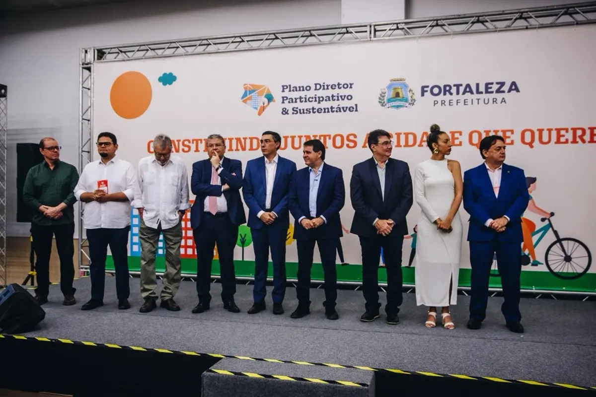 Prefeito Evandro Leitão (PT) e um grupo de secretários na abertura da Confeência da Cidade em outubro de 2025
