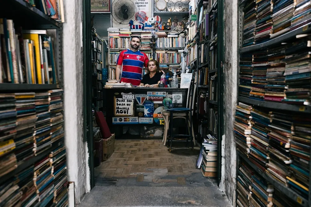 Filho e esposa do antigo proprietário agora estão à frente do Sebo O Geraldo.