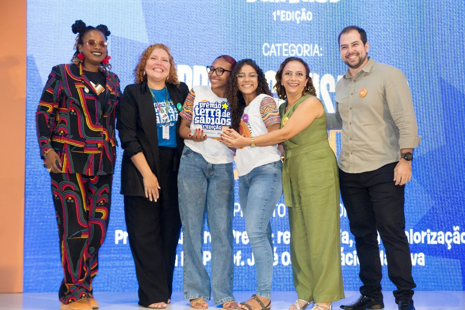 Vitória, Amanda e representantes da escola estadual onde elas estudam receberam Prêmio Terra de Sabidos das mãos de Luana Genot e da jornalista Karine Zaranza.