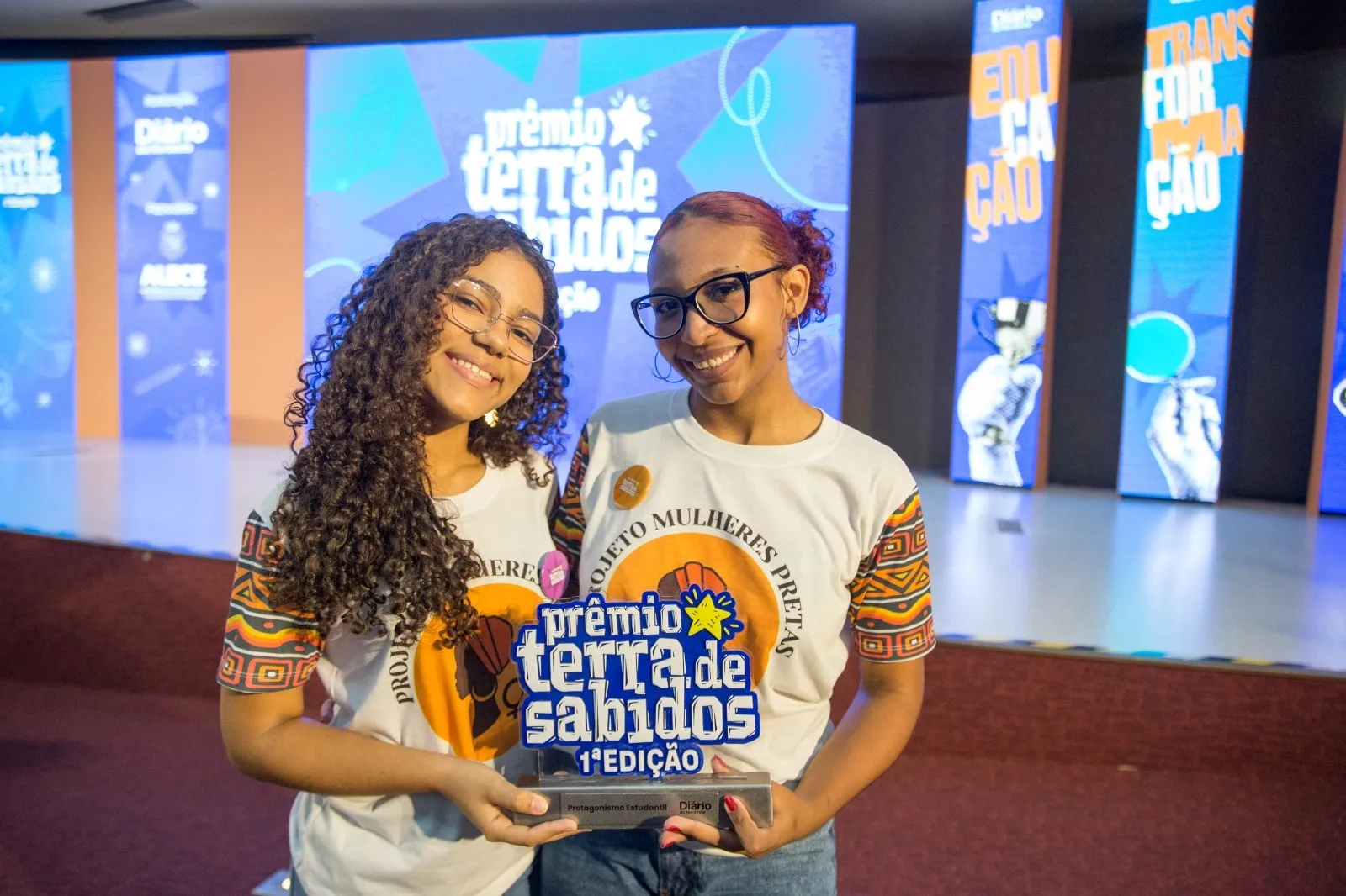 Amanda e Vitória idealizaram projeto de educação antirracista e encorajamento de mulheres pretas na cidade de Barro, no interior do Ceará.