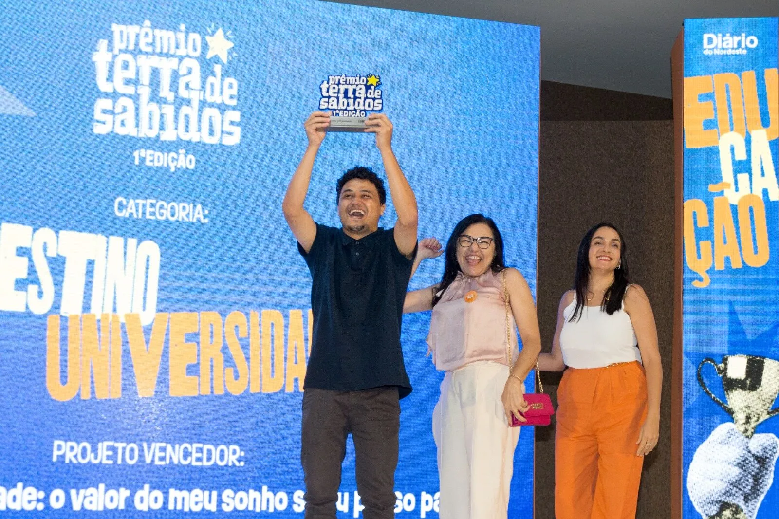 Professor Gerlylson Rubens, gestor da EEM Dr. César Cals, em Fortaleza, recebe prêmio na categoria Destino Universidade.