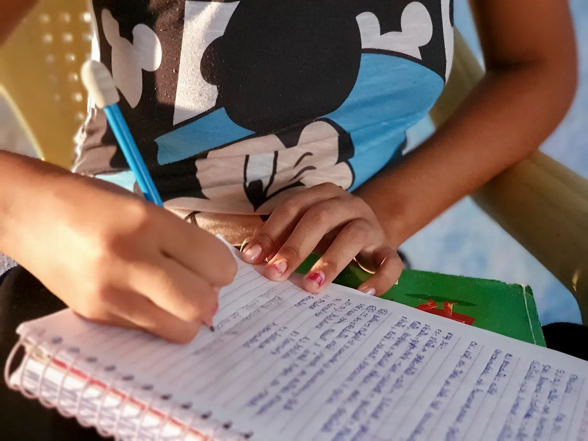 Crianças e jovens devem ser educados sobre linguagem sexual e acolhidos quando narrarem algum abuso, dizem especialistas.