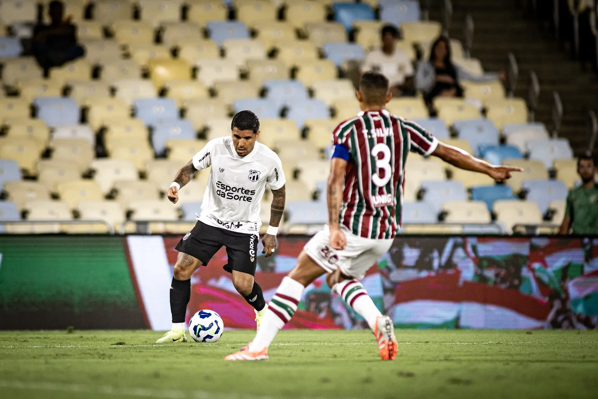 Galeano em disputa de bola com Thiago Silva