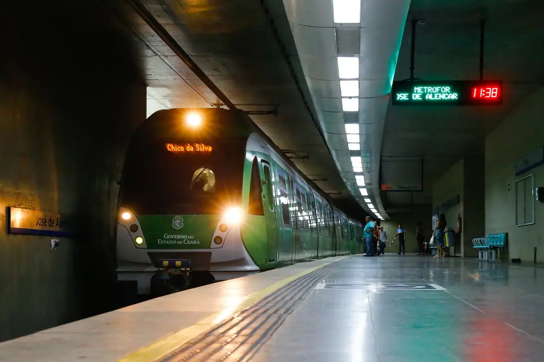 Foto que contém metrô se aproximando da estação em Fortaleza.