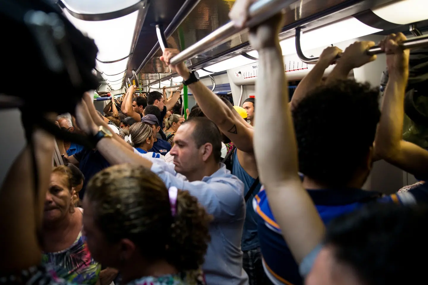 Foto que contém vagão da linha Sul do Metrofor lotada de pessoas.