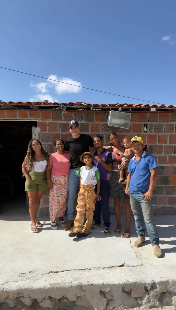 Zé Vaqueiro visitou o menino na escola e a casa da família, localizada em Juazeiro (BA).