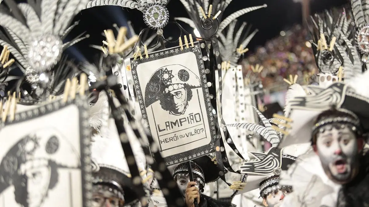 Porta-estandarte com imagem do rosto de Lampião.