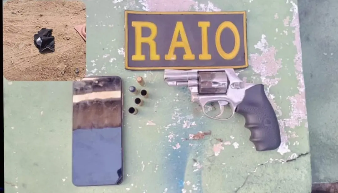 Imagem da notícia: Arma e granada caseira são apreendidas após confronto entre suspeitos e PM em Fortaleza