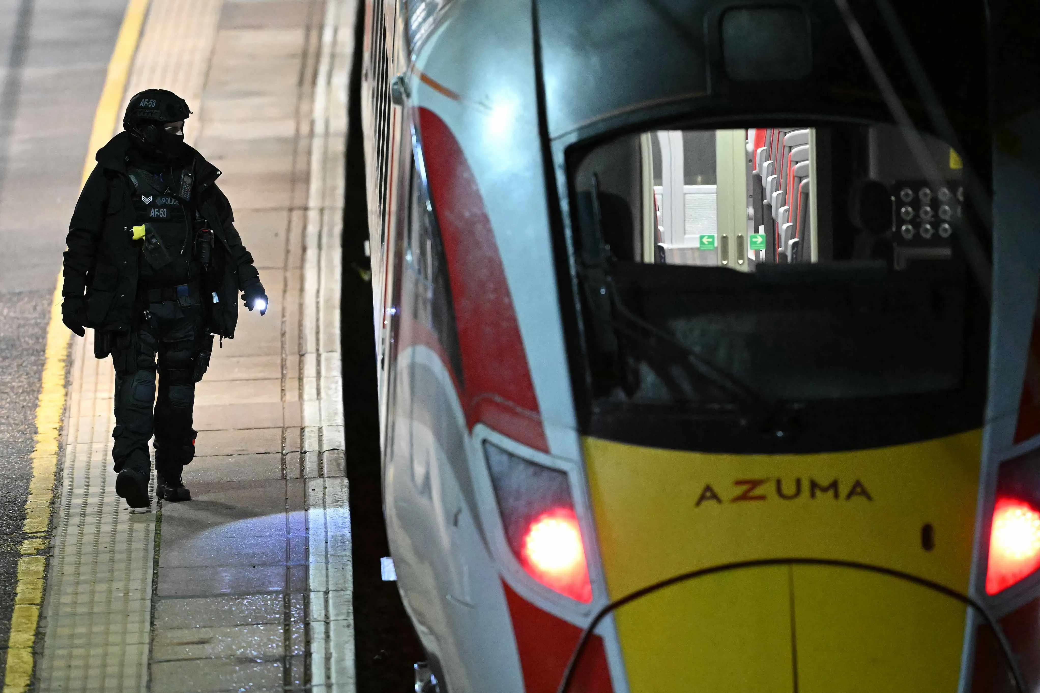 Imagem da notícia Ataque com faca em trem deixa pelo menos dez feridos na Inglaterra