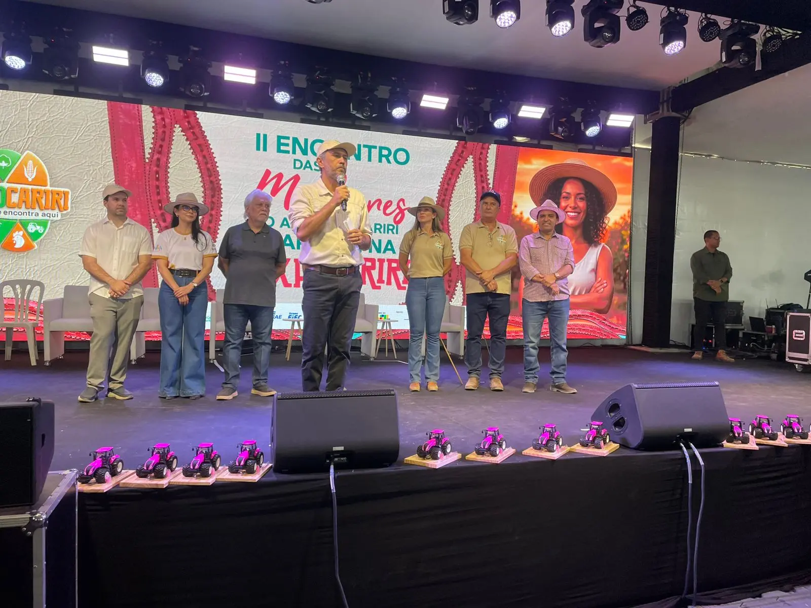 Imagem da notícia: Entre as Mulheres do Agro, Elmano abriu o coração na ExpoCariri 