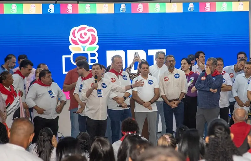 Evento do PDT em auditório lotado com a presença de dirigentes do Partido no Ceará e gestores petistas Evandro Leitão e Elmano de Freitas.
