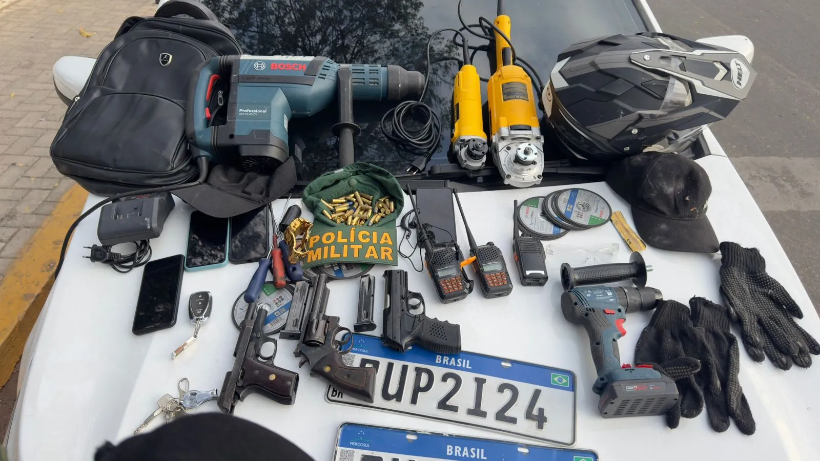 Em poder dos suspeitos os policiais encontraram armas, munições, rádios comunicadores e outros equipamentos.