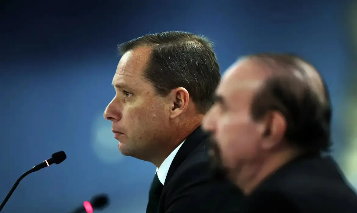 Imagem da notícia Mauro Cid retira tornozeleira eletrônica para começar cumprir pena 