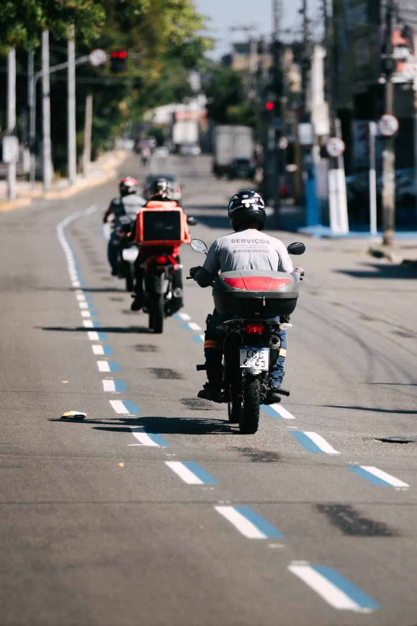 As faixas azuis são preferenciais e não exclusivas ou obrigatórias para motociclistas.