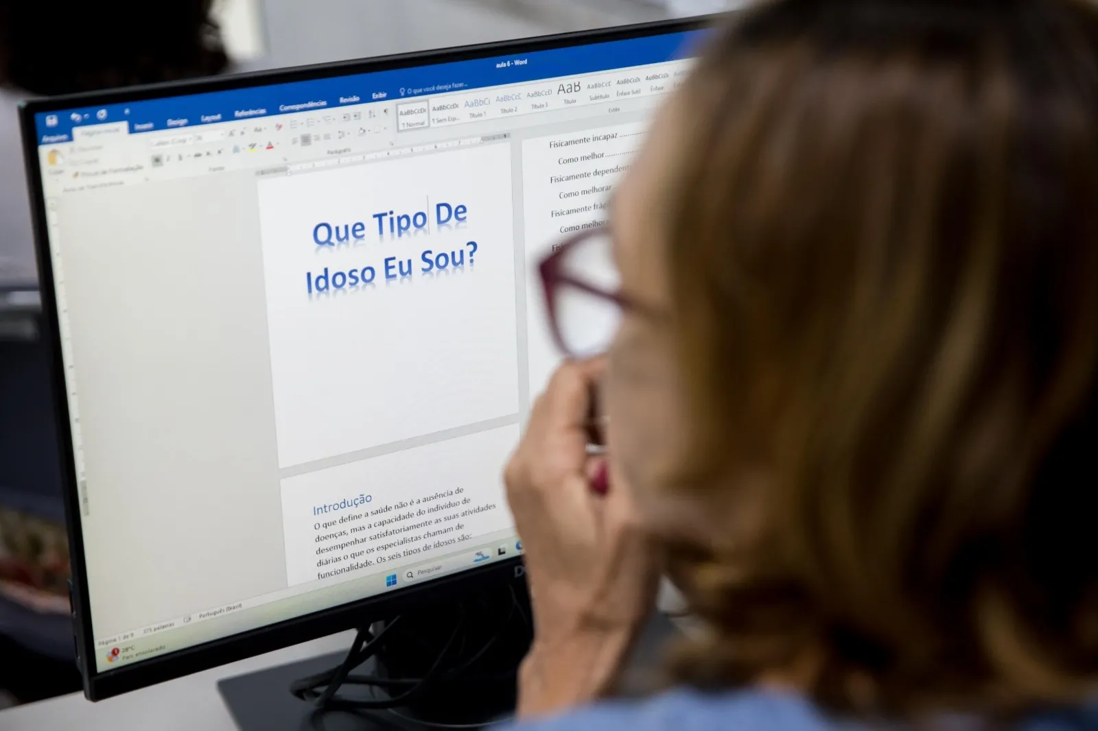 Os materiais abordam como a cultura digital modificou hábitos antigos de idosos.