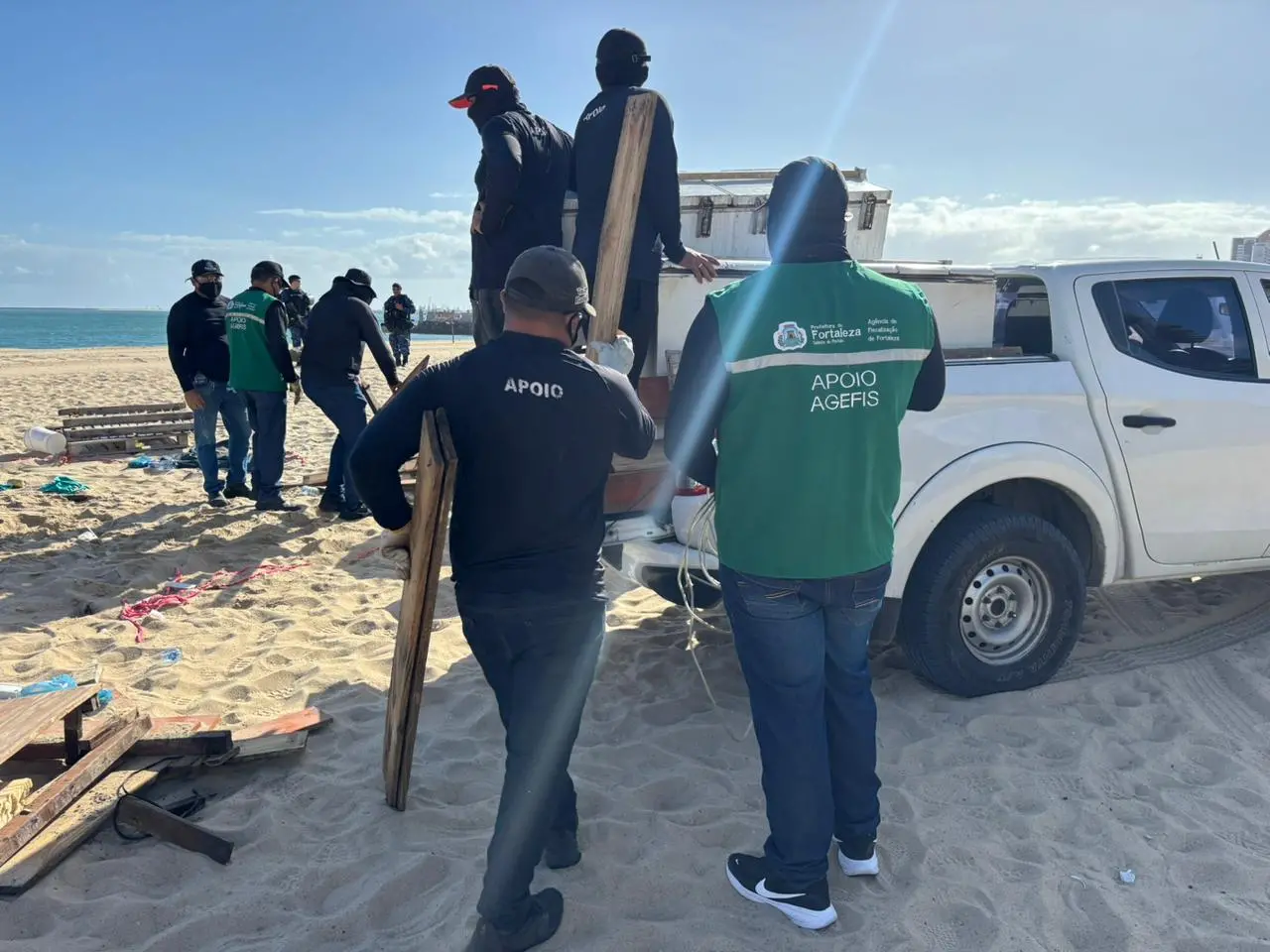 Imagem da notícia: Barracas e estruturas irregulares são removidas do Aterro da Praia de Iracema