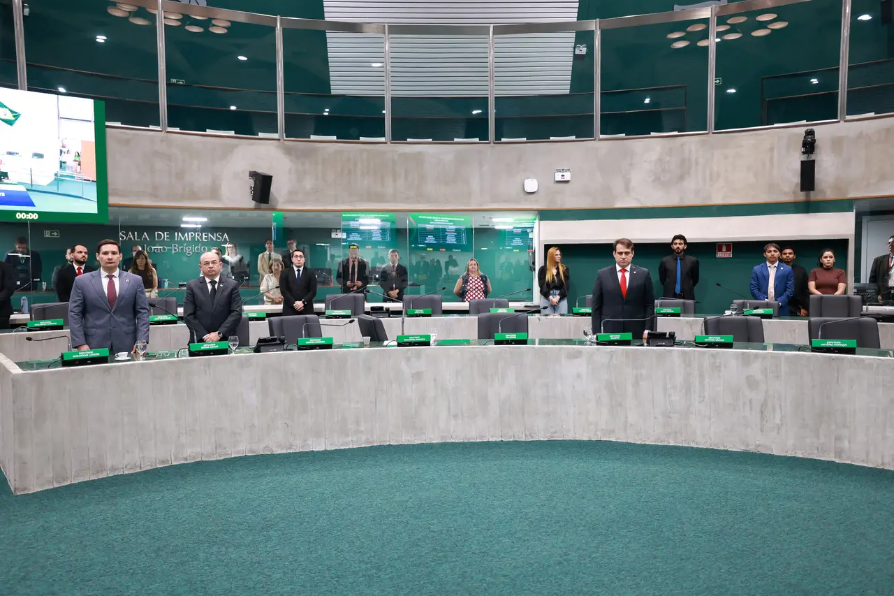 Imagem da notícia Vereadores de Fortaleza e deputados cearenses prestam minuto de silêncio pela morte de Janne Ruth