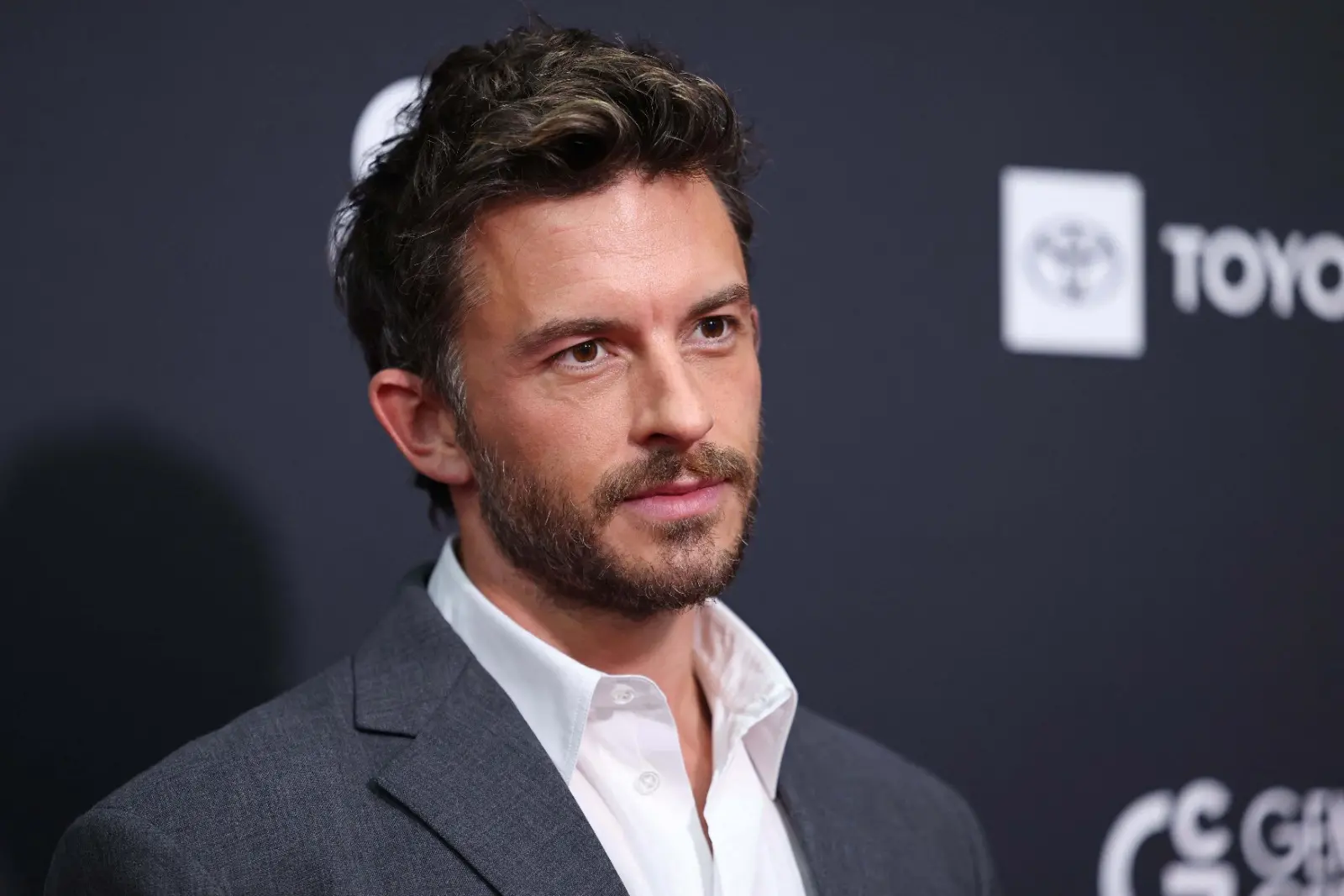 Imagem da notícia Jonathan Bailey é o 1° homem gay eleito o mais sexy do mundo  