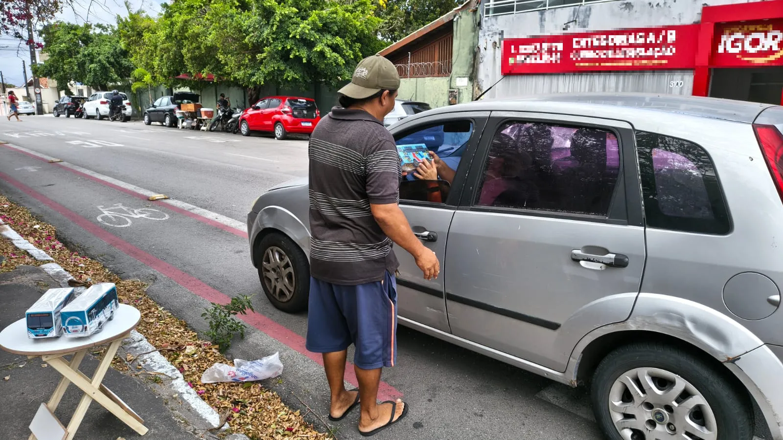 José Iran Júnior herdou o ponto de vendas de móveis e brinquedos de madeira do pai , no bairro Joaquim Távora.