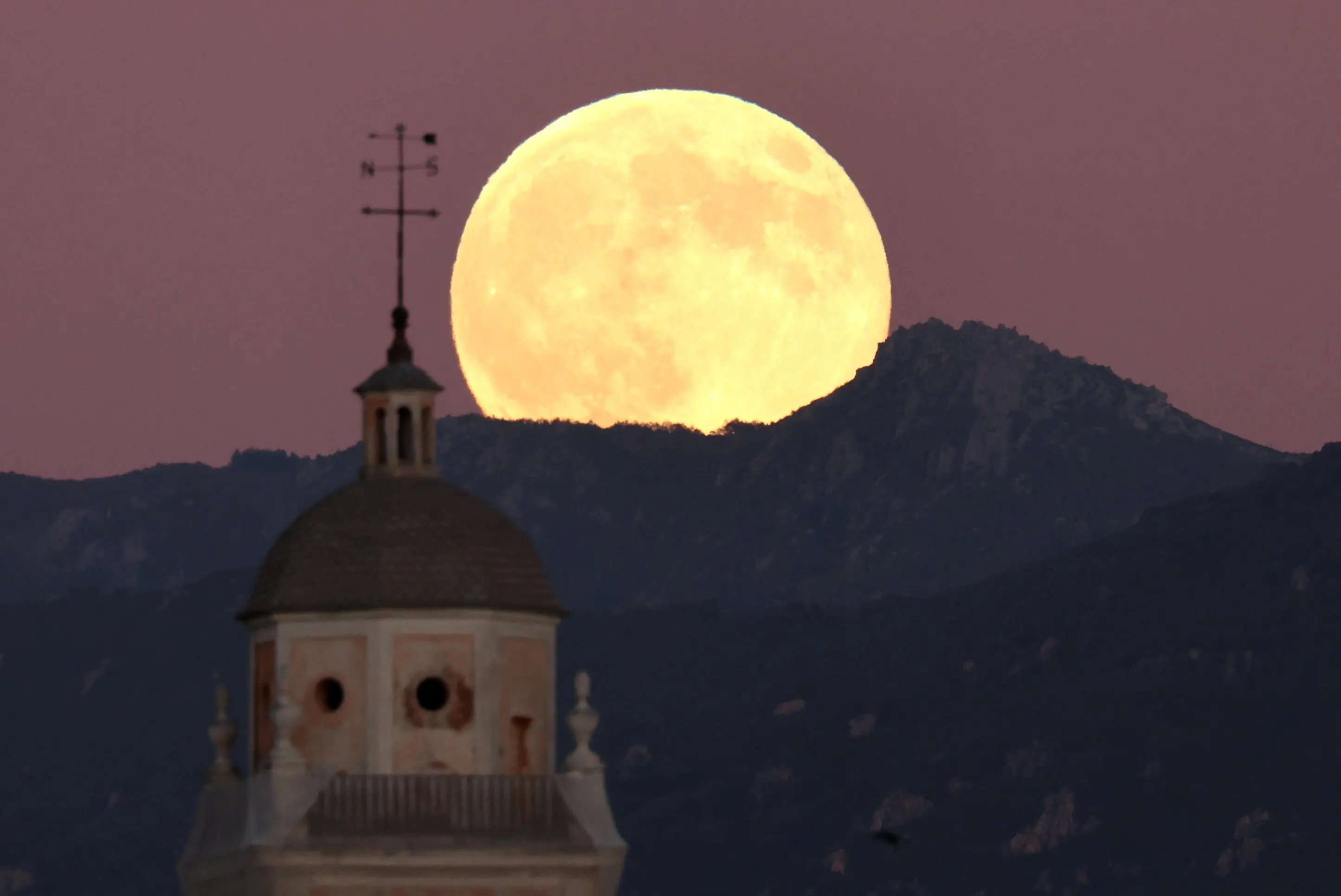 Imagem da notícia 'Superlua do Castor' é registrada nesta quarta-feira (5); veja imagens