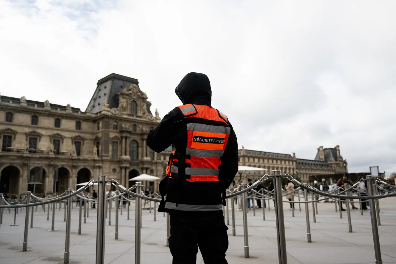 Imagem da notícia: Tribunal francês critica Louvre por negligência na segurança
