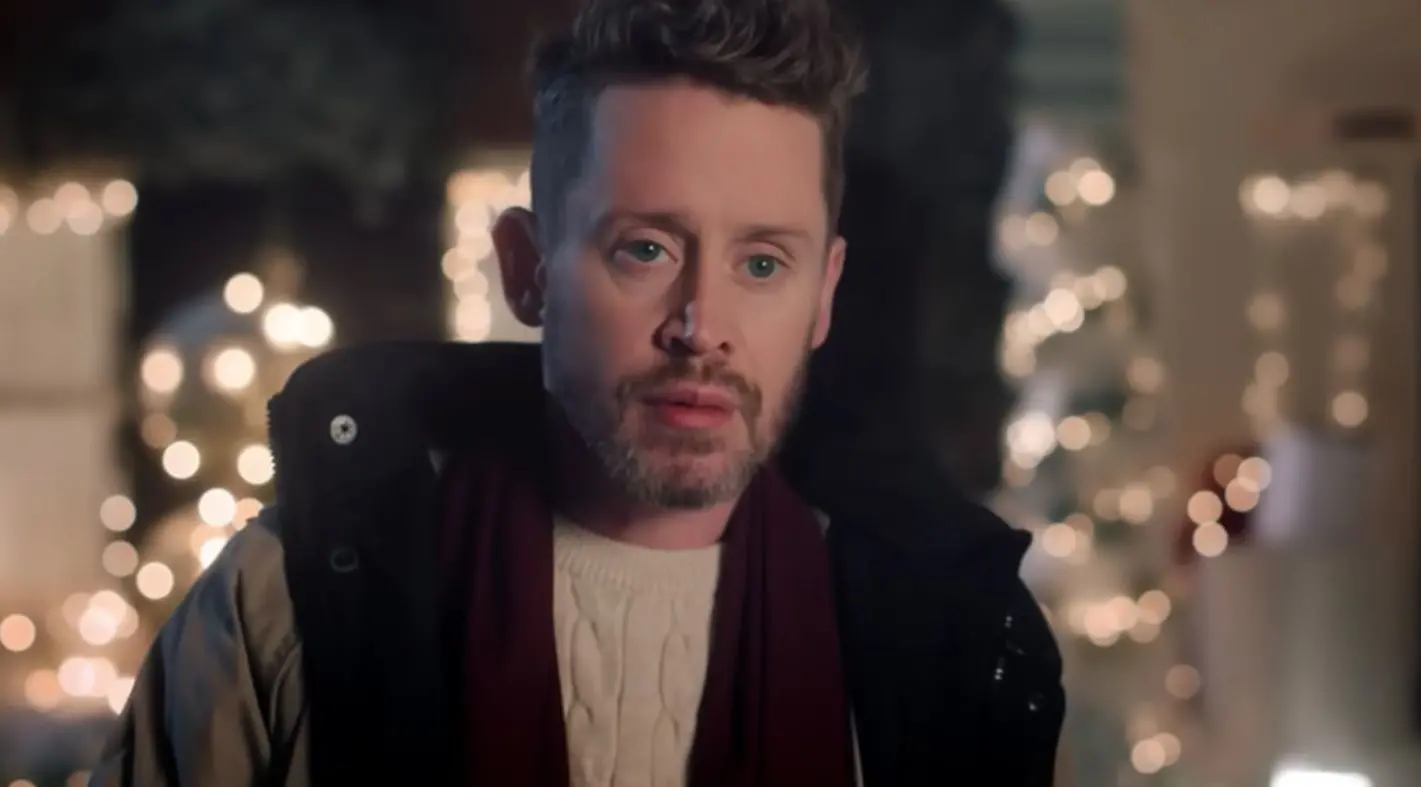 Imagem da notícia: Macaulay Culkin revive Kevin em nova campanha de Natal